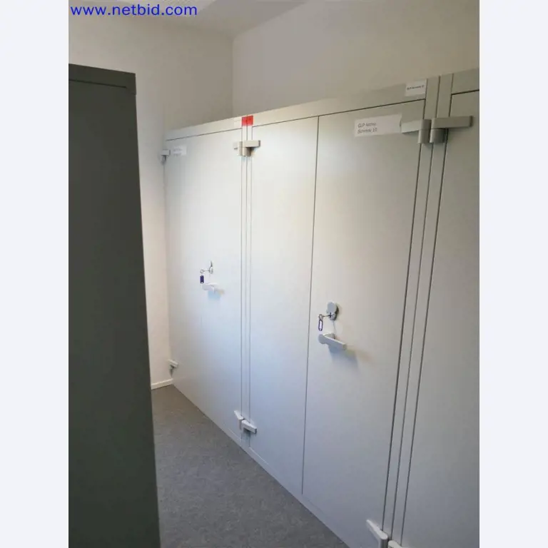 Gepflegte und umfangreiche Laborausstattung -1