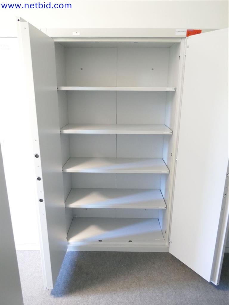 Equipamento de laboratório extenso e bem conservado-2