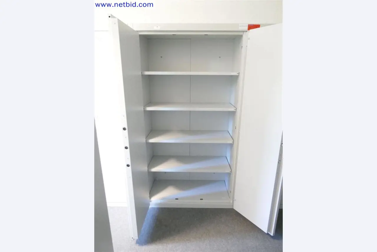 Gepflegte und umfangreiche Laborausstattung -2