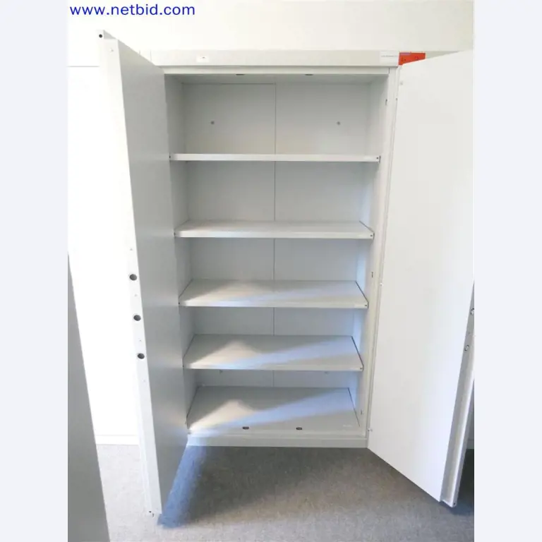 Gepflegte und umfangreiche Laborausstattung -2