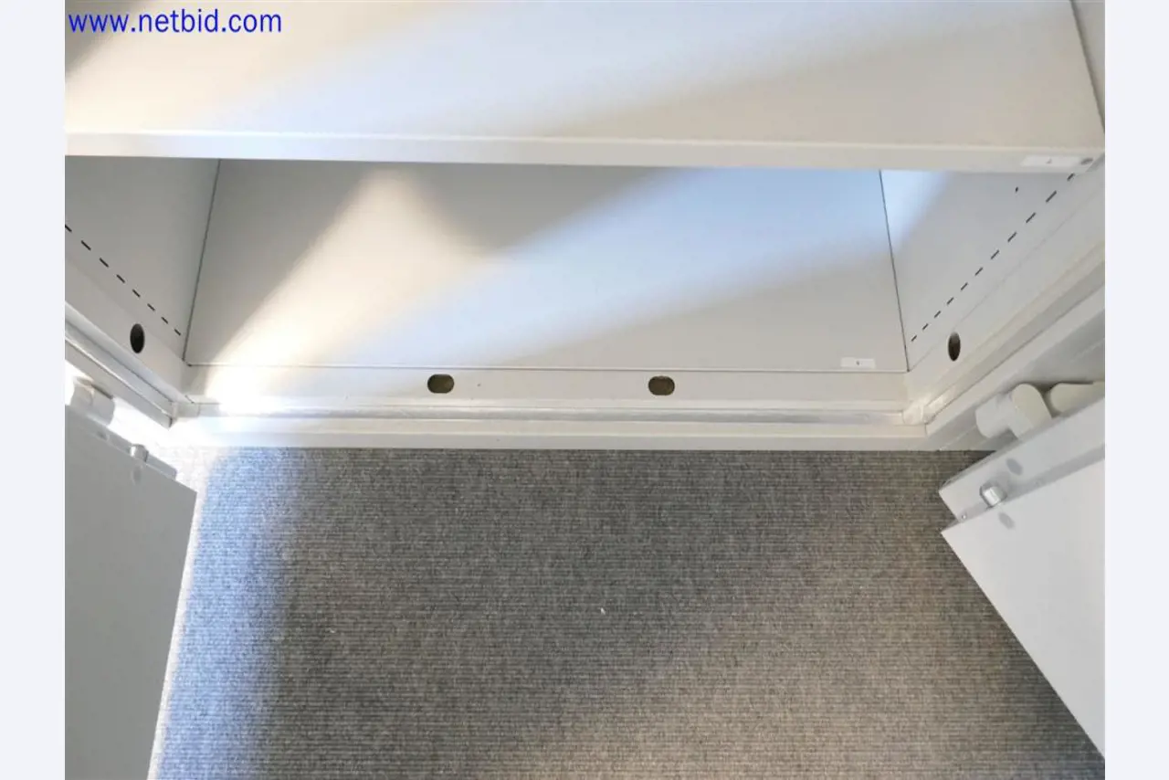 Gepflegte und umfangreiche Laborausstattung -3