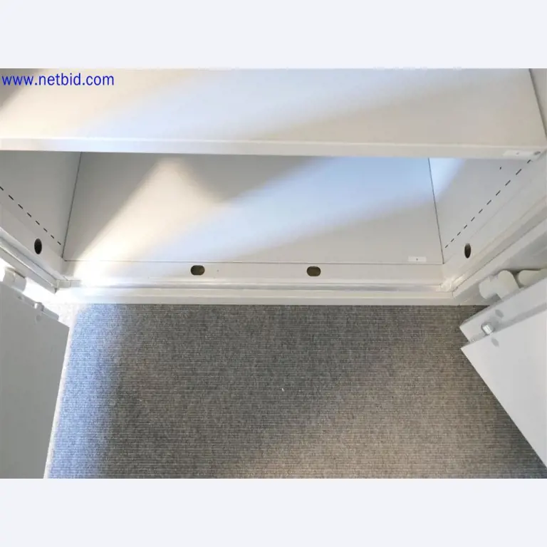 Gepflegte und umfangreiche Laborausstattung -3