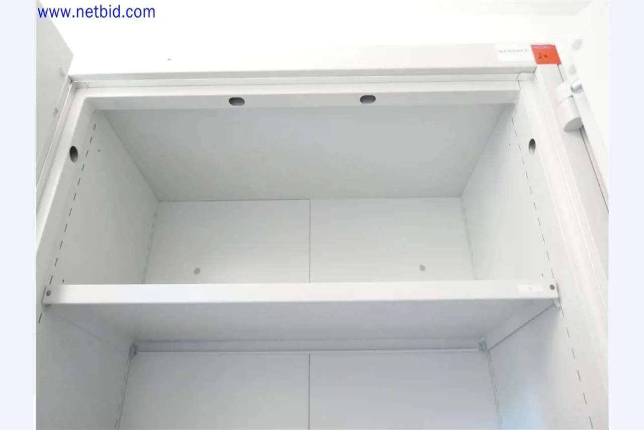 Gepflegte und umfangreiche Laborausstattung -4