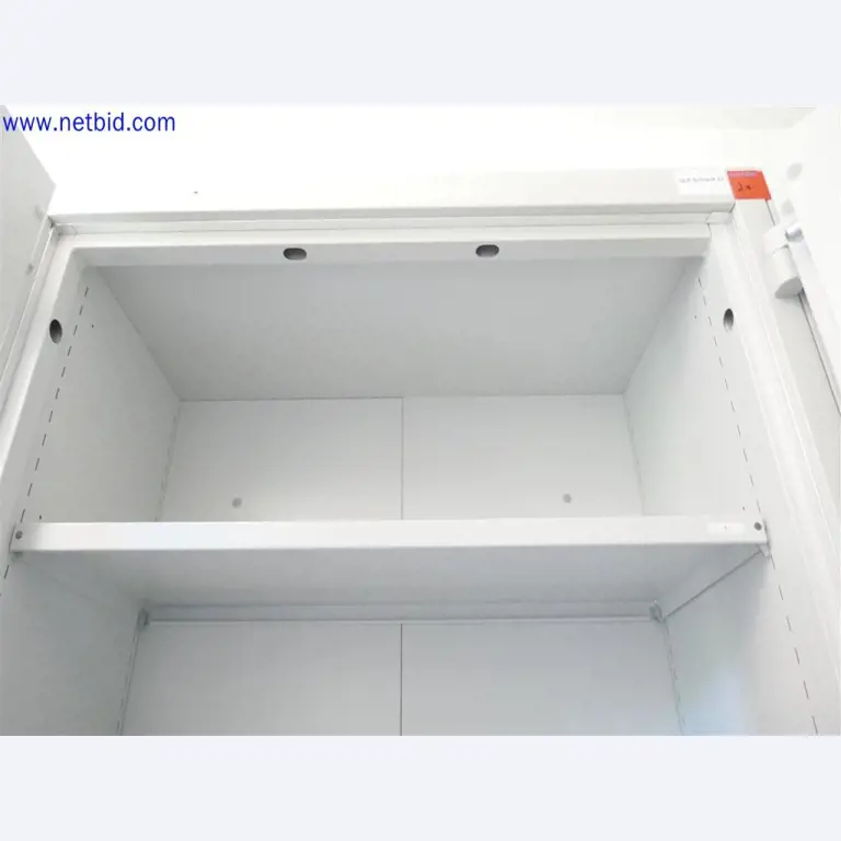 Gepflegte und umfangreiche Laborausstattung -4