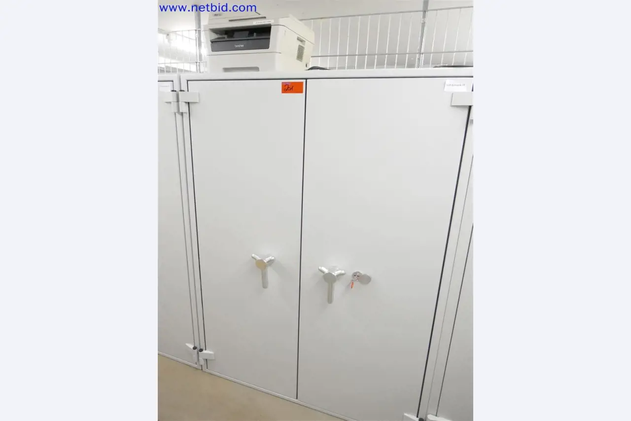 Equipos de laboratorio amplios y en buen estado-1