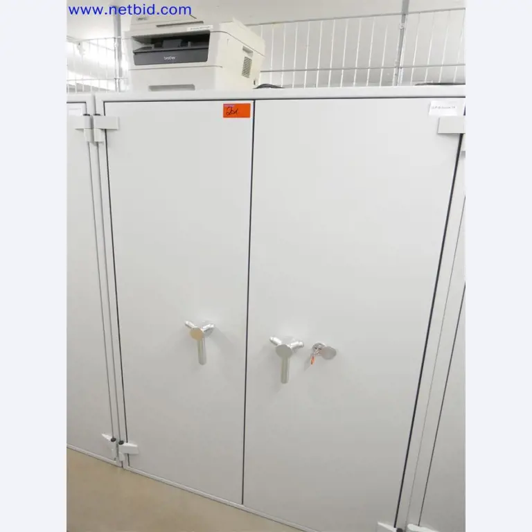 Equipos de laboratorio amplios y en buen estado-1