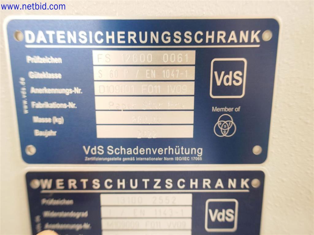 Equipos de laboratorio amplios y en buen estado-2