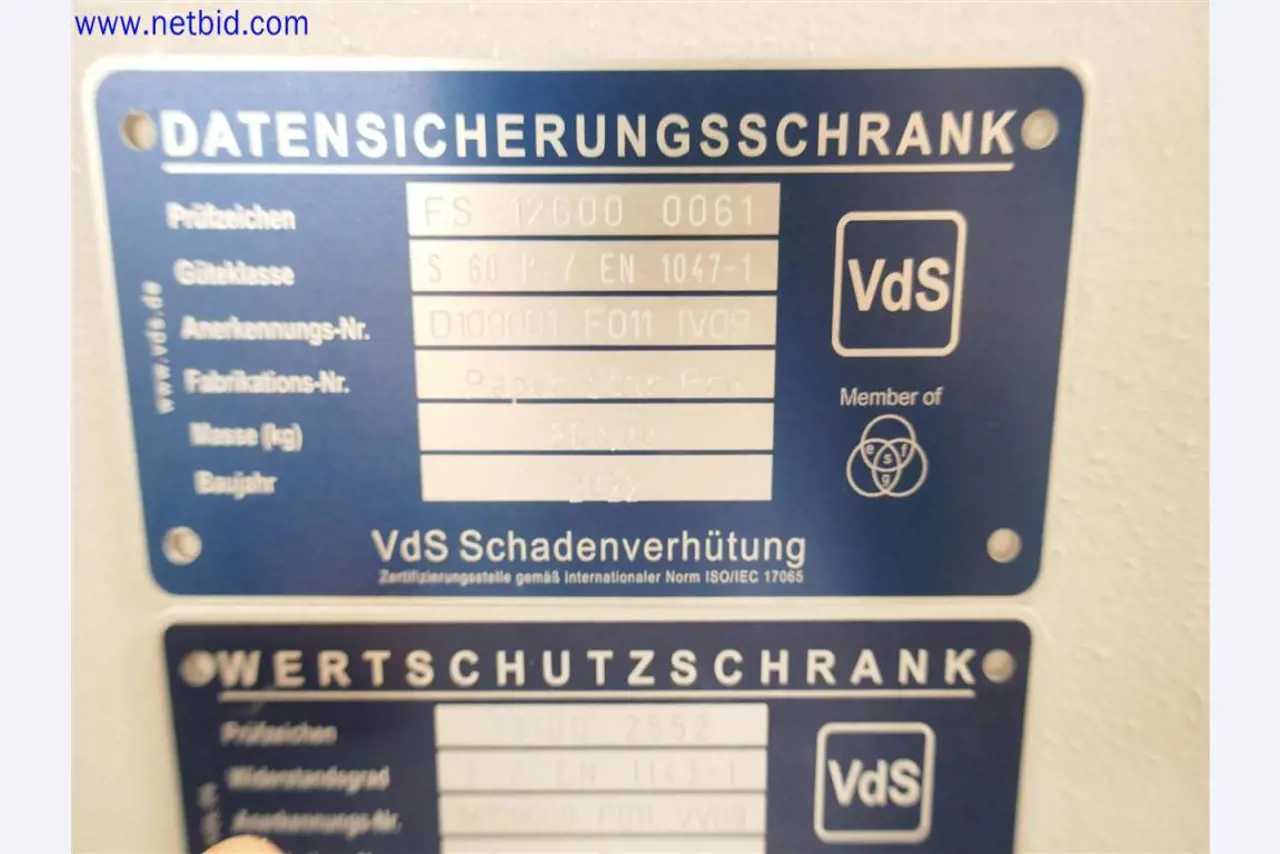 Equipos de laboratorio amplios y en buen estado-2