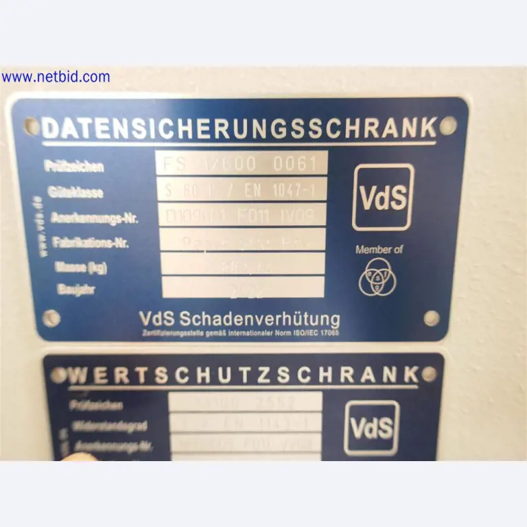 Equipos de laboratorio amplios y en buen estado-2