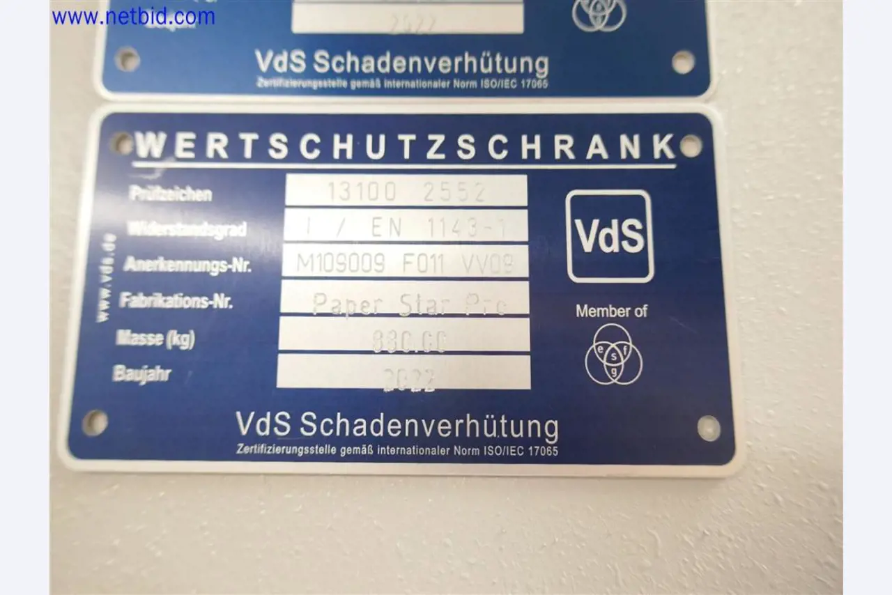 Equipos de laboratorio amplios y en buen estado-3