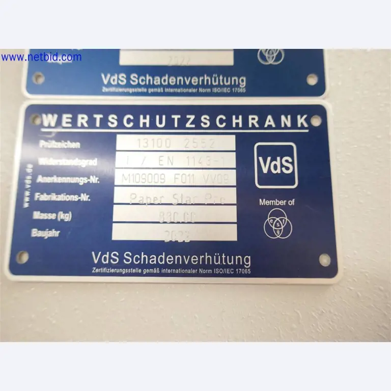 Equipos de laboratorio amplios y en buen estado-3