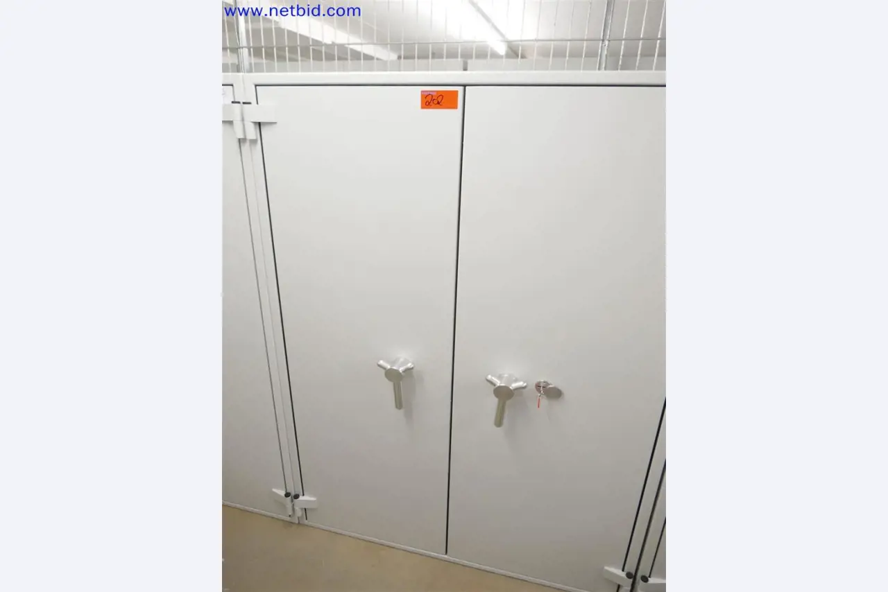 Dobře udržované a rozsáhlé laboratorní vybavení-1