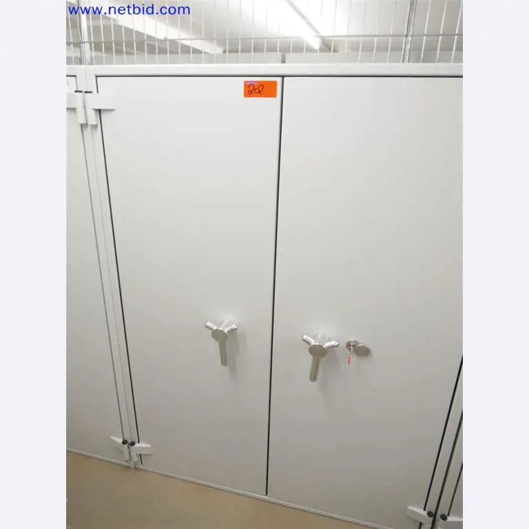 Dobře udržované a rozsáhlé laboratorní vybavení-1