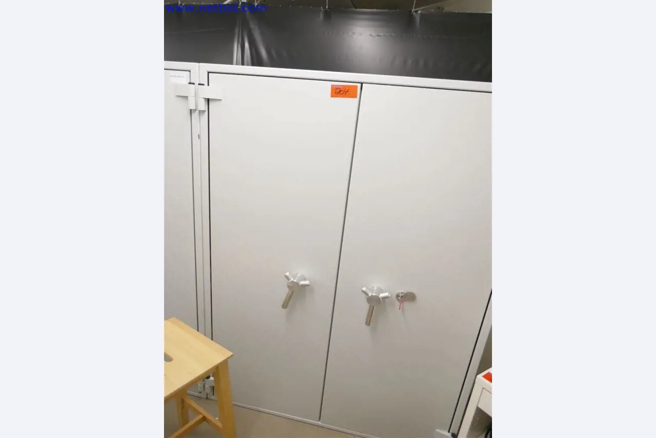 Dobro vzdrževana in obsežna laboratorijska oprema-1