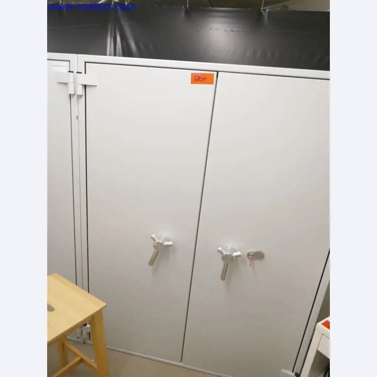 Dobro vzdrževana in obsežna laboratorijska oprema-1