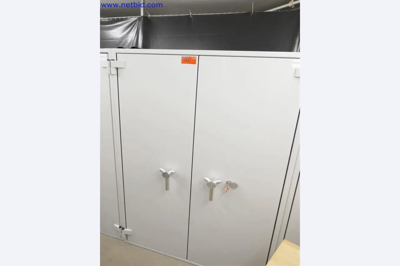 Dobro vzdrževana in obsežna laboratorijska oprema-2