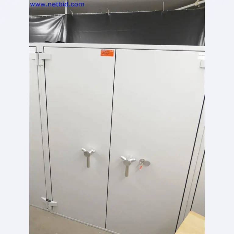 Dobro vzdrževana in obsežna laboratorijska oprema-2