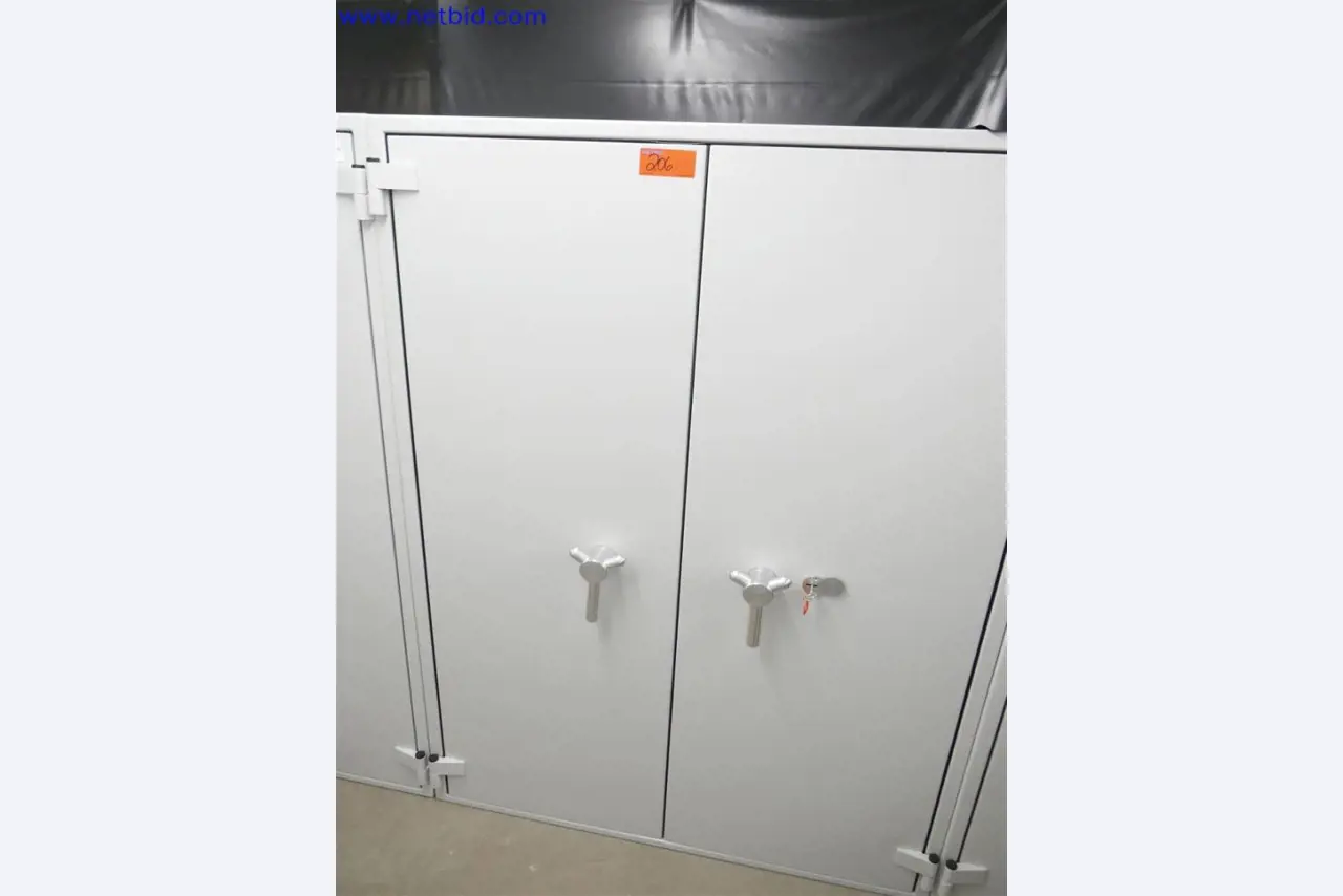 Dobře udržované a rozsáhlé laboratorní vybavení-1