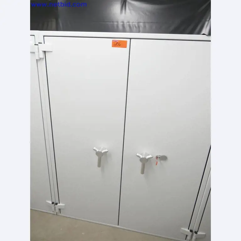 Dobře udržované a rozsáhlé laboratorní vybavení-1