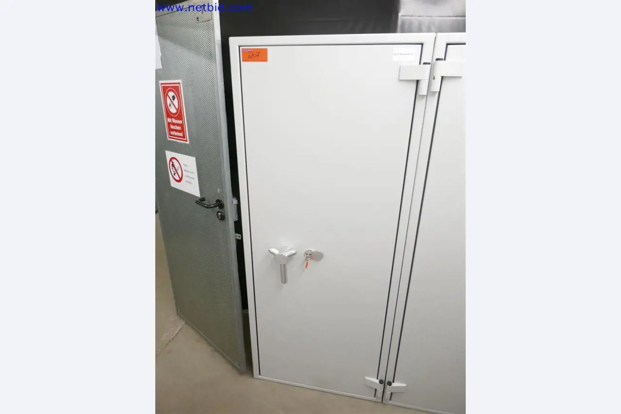 Equipos de laboratorio amplios y en buen estado-1