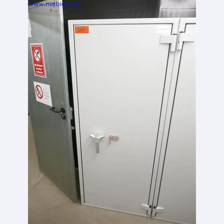 Equipos de laboratorio amplios y en buen estado-1