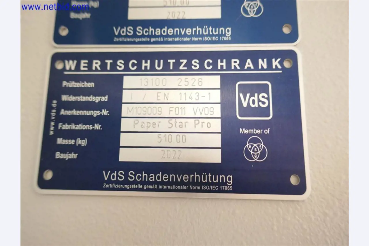 Equipos de laboratorio amplios y en buen estado-2