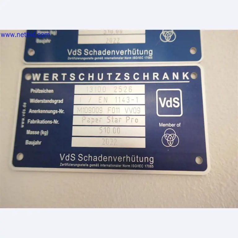 Equipos de laboratorio amplios y en buen estado-2