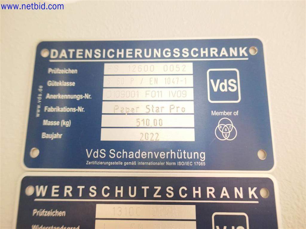 Gepflegte und umfangreiche Laborausstattung -3