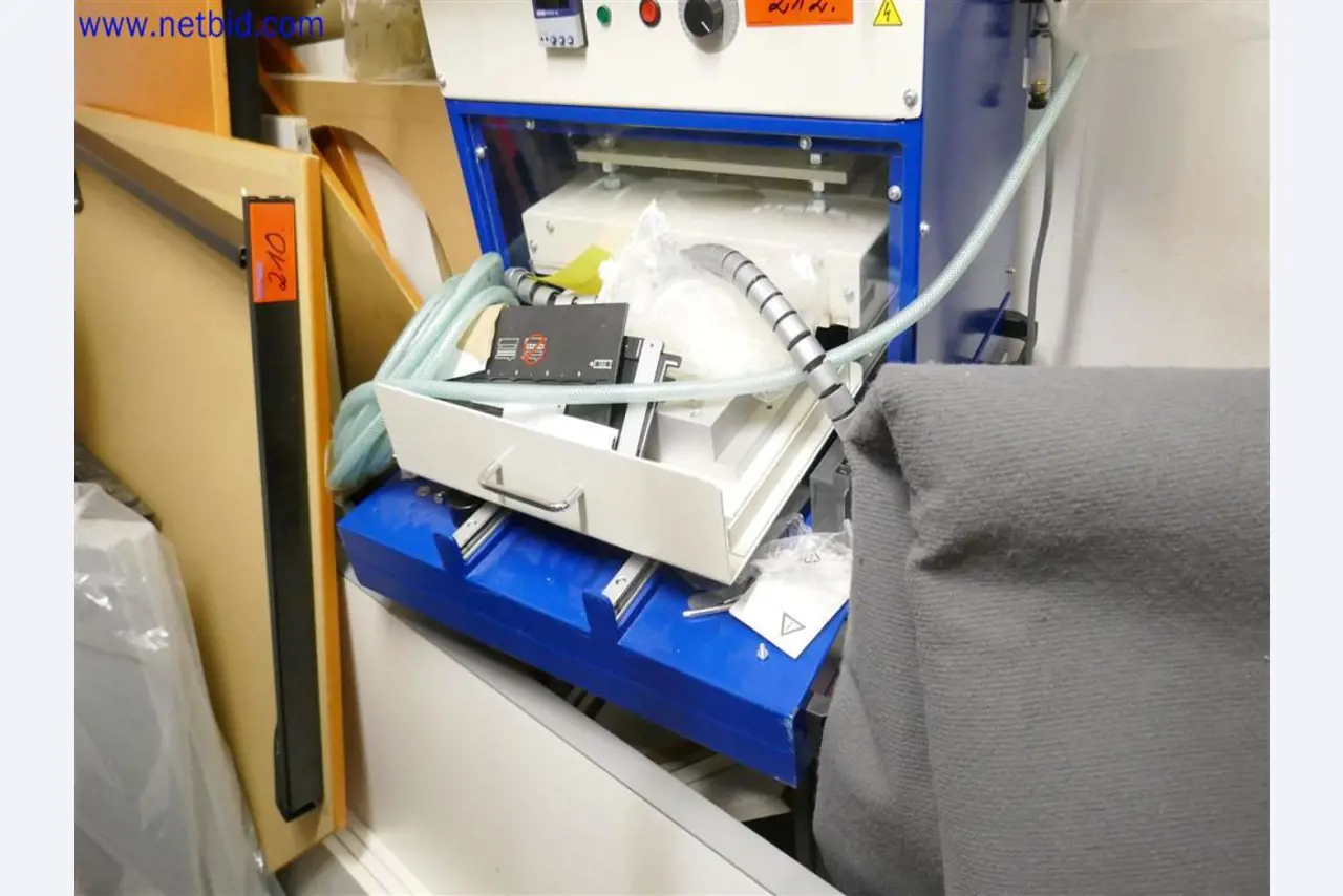 Dobře udržované a rozsáhlé laboratorní vybavení-1