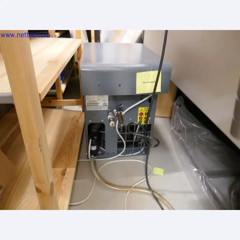 Well-maintained and extensive laboratory equipment-2