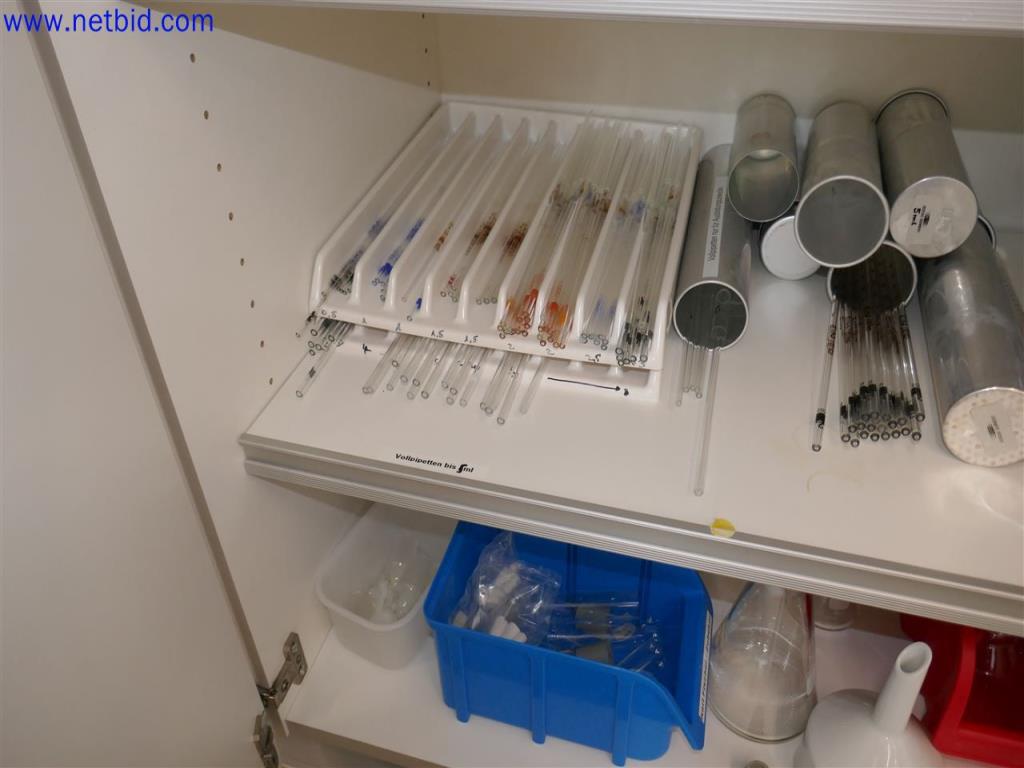 Gepflegte und umfangreiche Laborausstattung -10