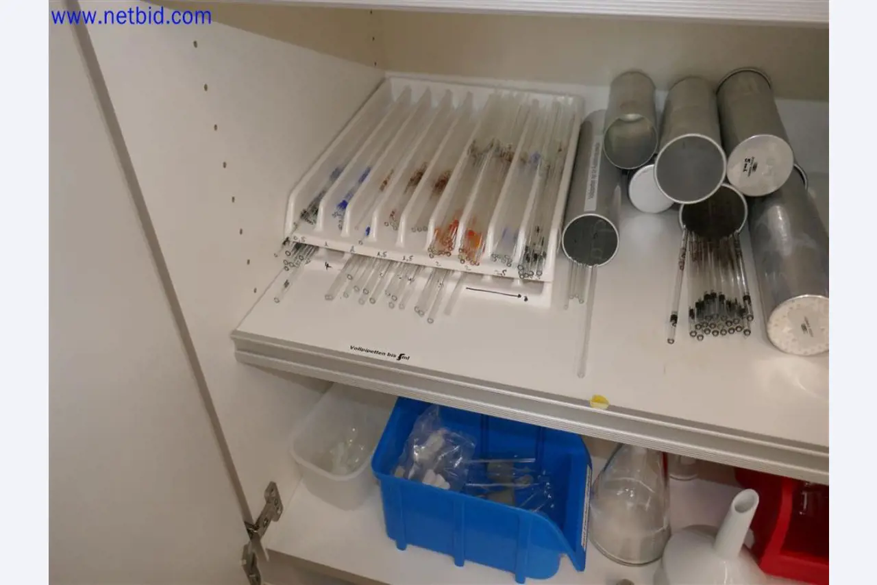 Equipamento de laboratório extenso e bem conservado-10