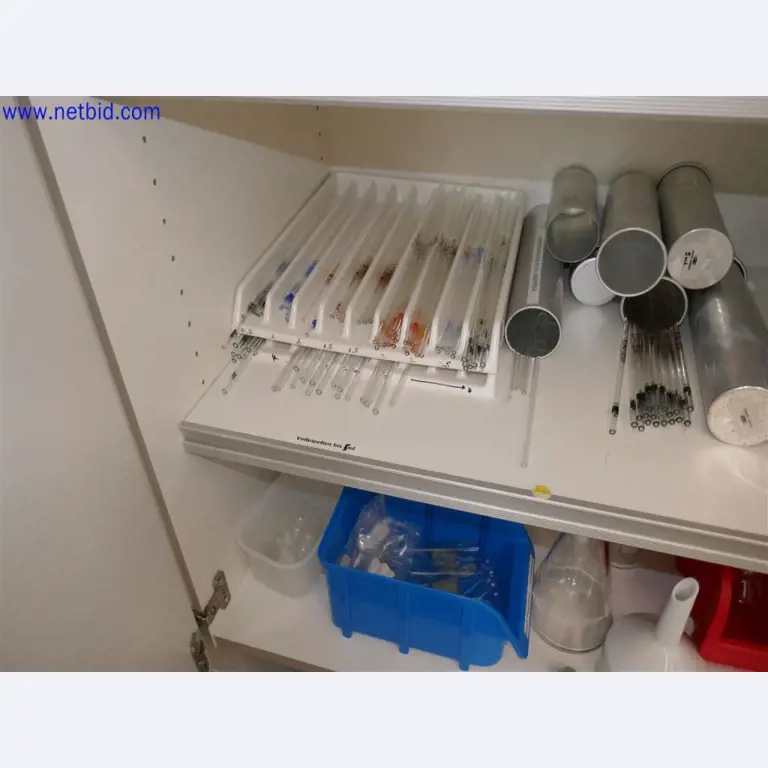 Equipamento de laboratório extenso e bem conservado-10