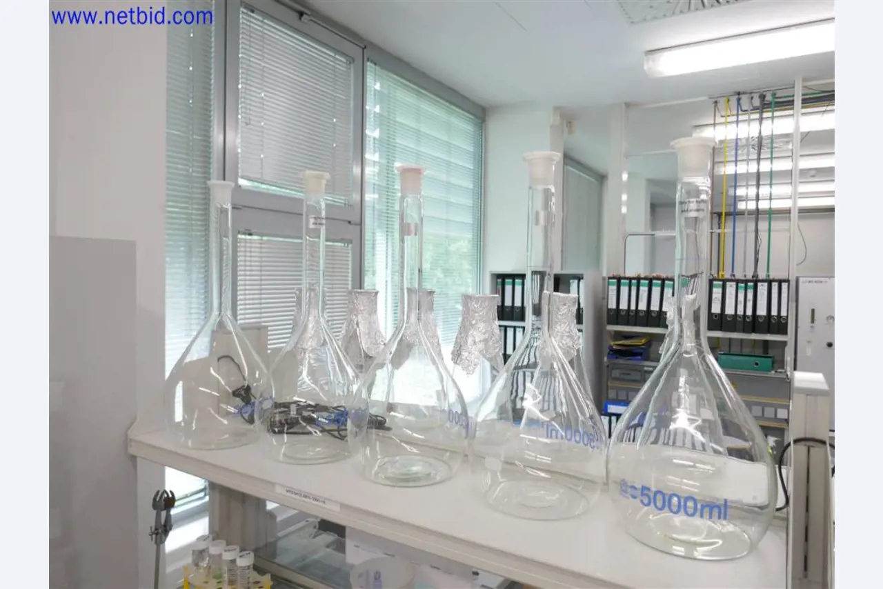 Equipamento de laboratório extenso e bem conservado-1