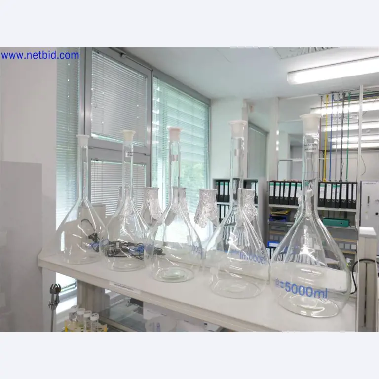 Equipamento de laboratório extenso e bem conservado-1