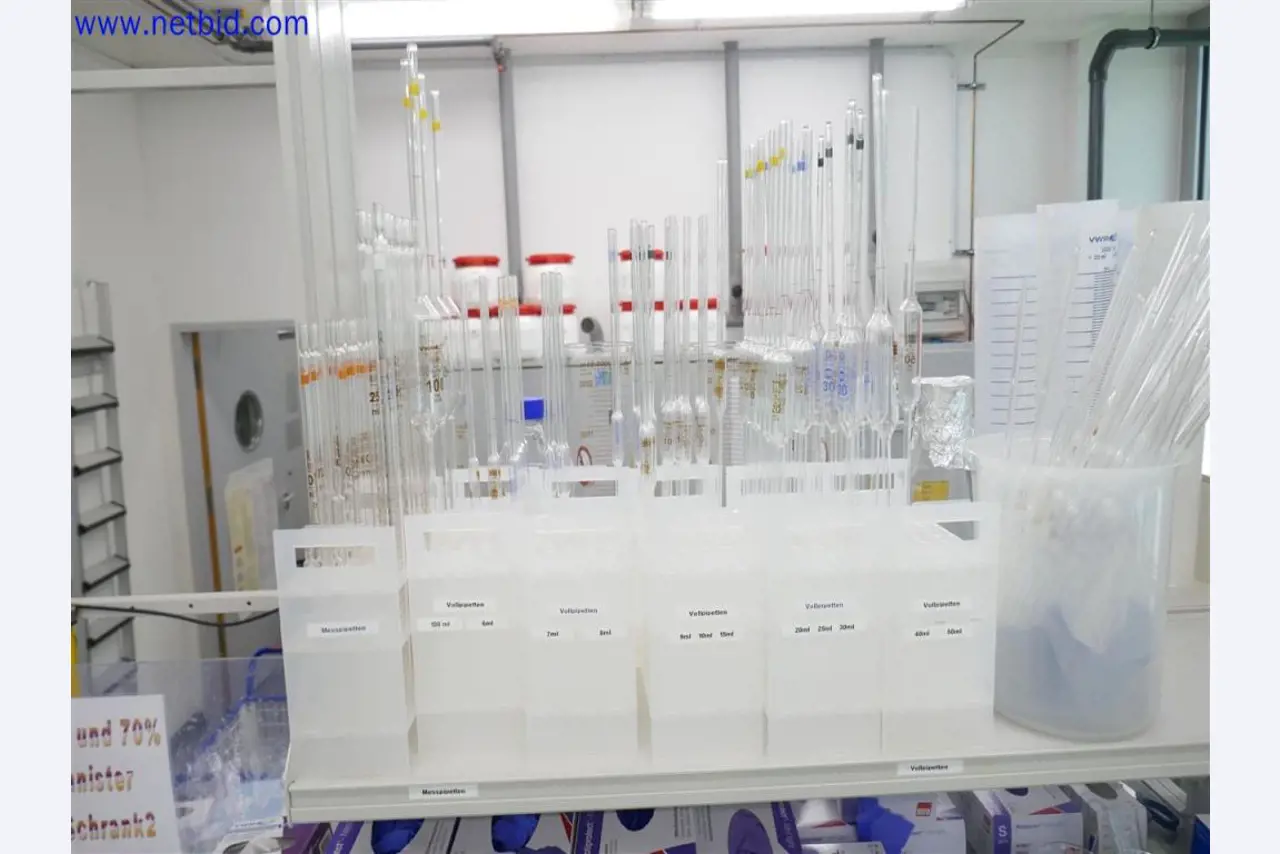 Equipamento de laboratório extenso e bem conservado-2