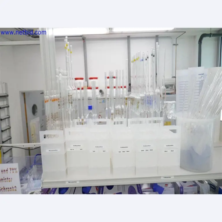 Equipamento de laboratório extenso e bem conservado-2