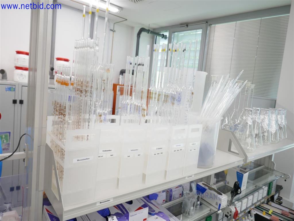 Gepflegte und umfangreiche Laborausstattung -3