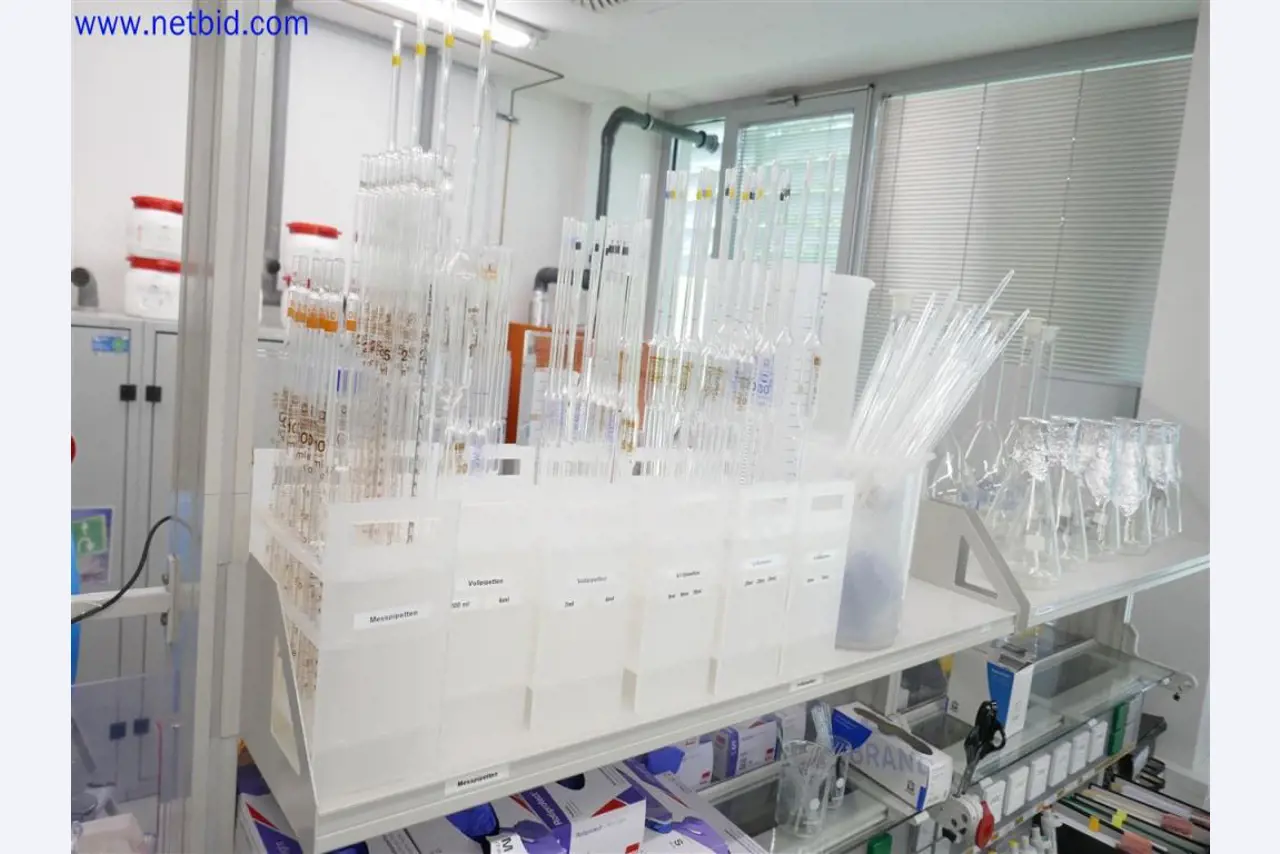 Equipamento de laboratório extenso e bem conservado-3