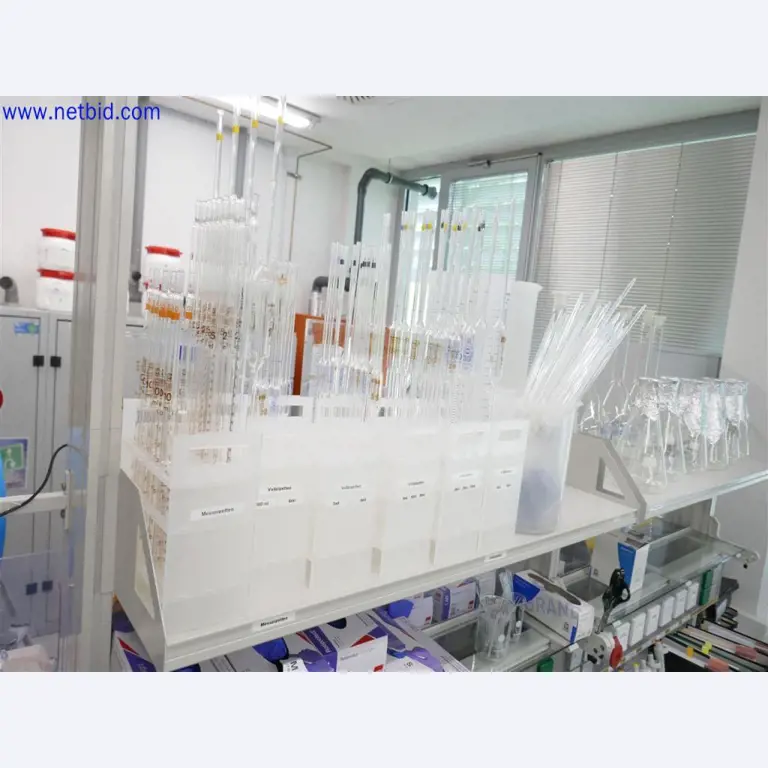 Equipamento de laboratório extenso e bem conservado-3