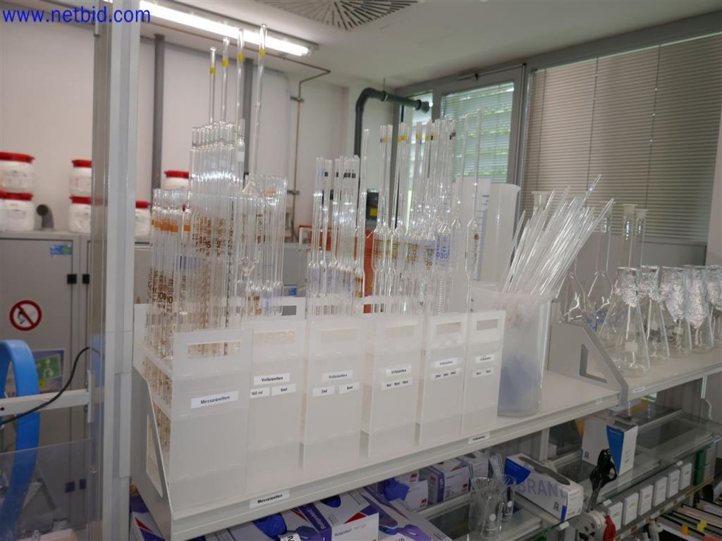 Gepflegte und umfangreiche Laborausstattung -4