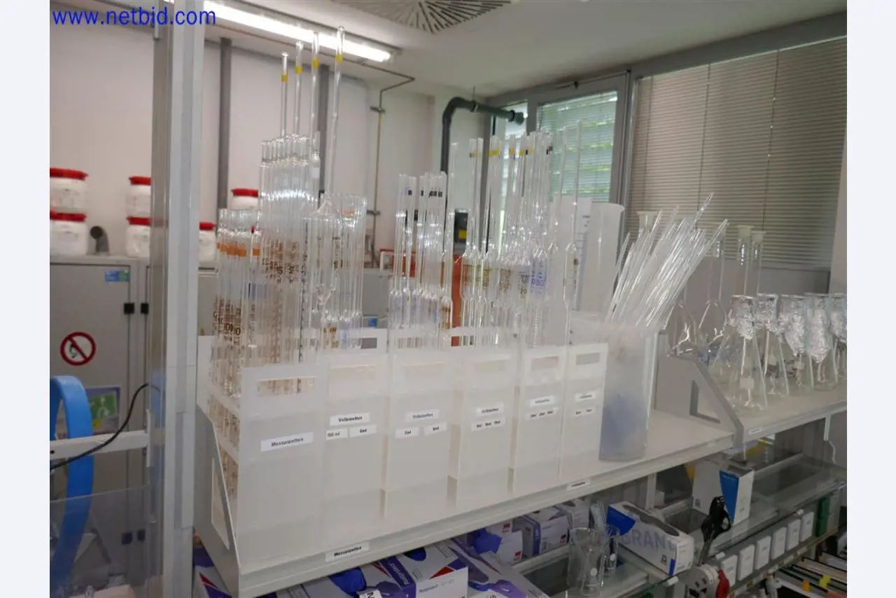 Equipamento de laboratório extenso e bem conservado-4