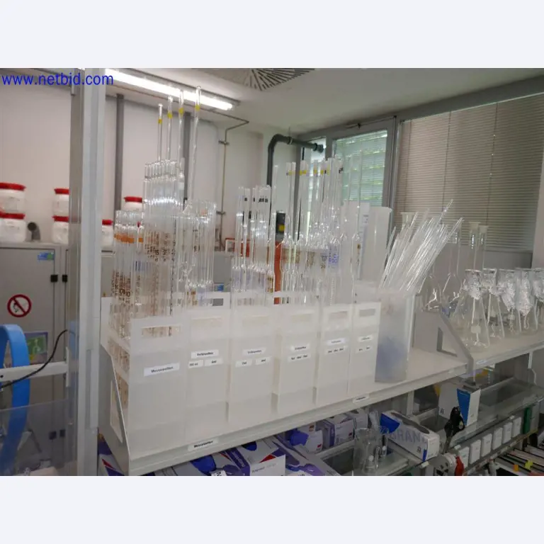 Equipamento de laboratório extenso e bem conservado-4