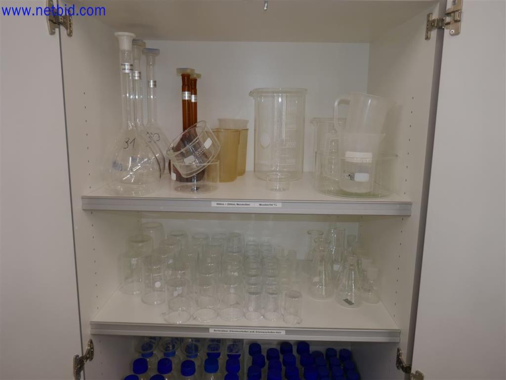 Gepflegte und umfangreiche Laborausstattung -5