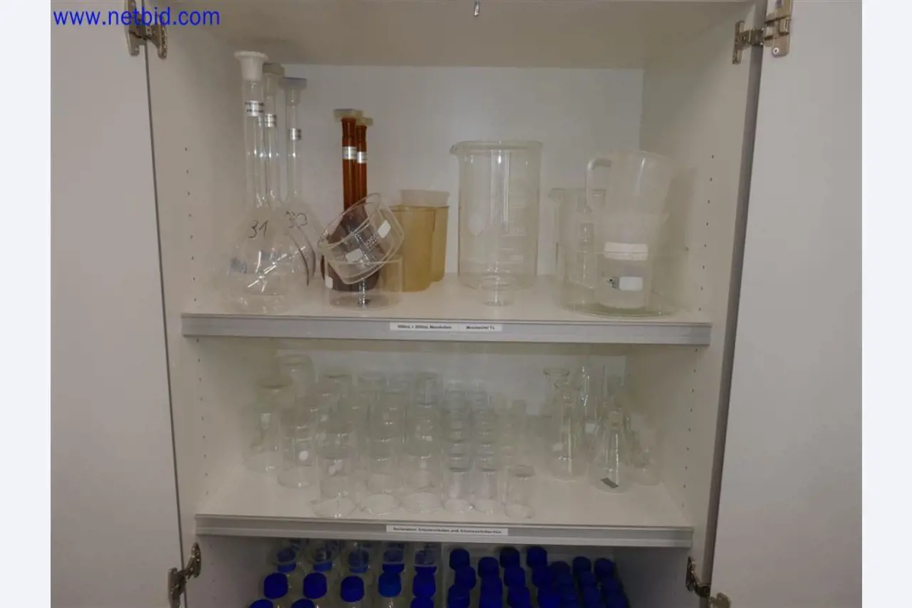 Equipamento de laboratório extenso e bem conservado-5