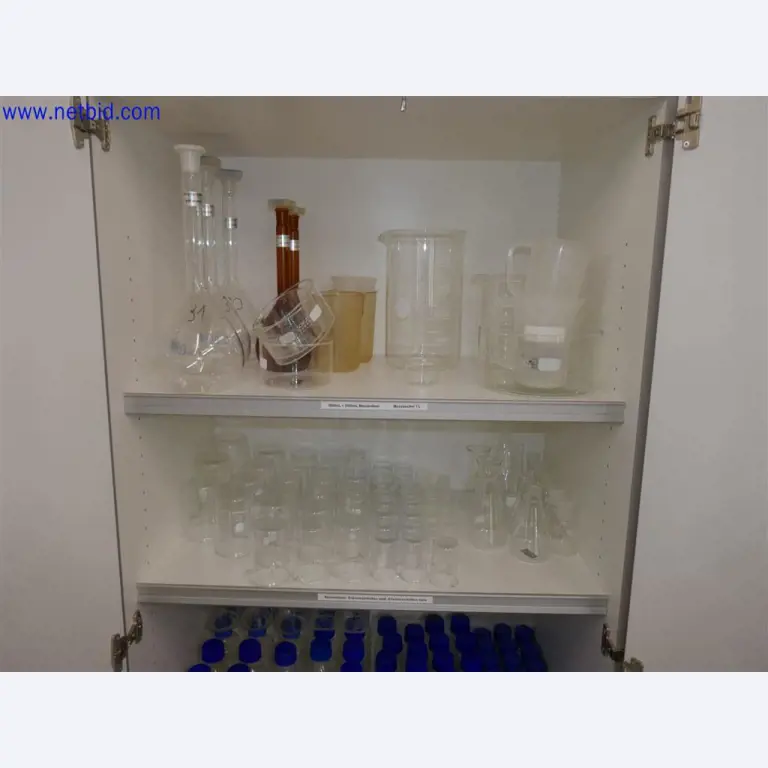 Equipamento de laboratório extenso e bem conservado-5