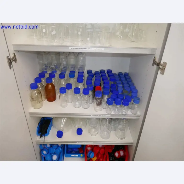 Equipamento de laboratório extenso e bem conservado-6