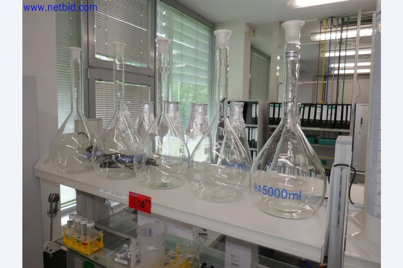 Equipamento de laboratório extenso e bem conservado-7