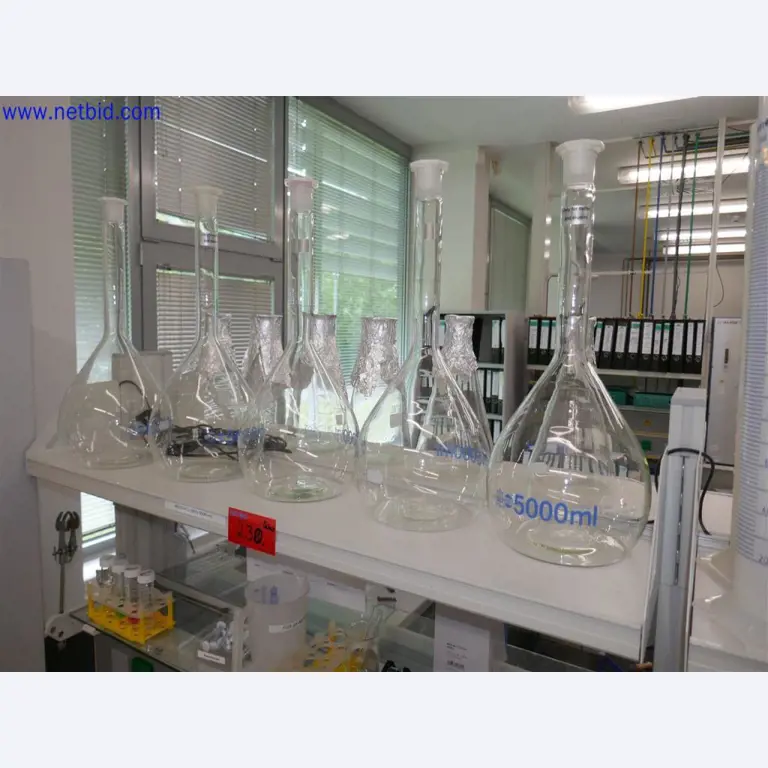 Equipamento de laboratório extenso e bem conservado-7