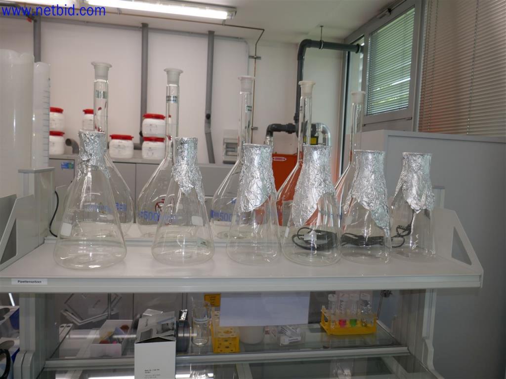Gepflegte und umfangreiche Laborausstattung -8